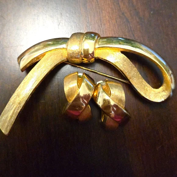Vtg. CHRISTIAN DIOR 'Bow & Ribbon' Brooch & Earrings Set - Picture 2 of 12